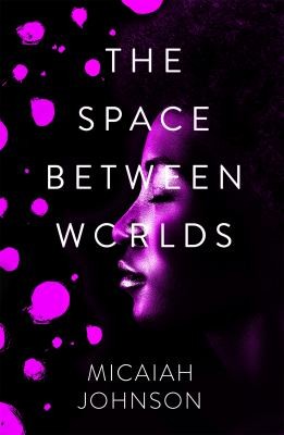 Micaiah Johnson: The Space Between Worlds (Paperback, 2020, Hodder & Stoughton)